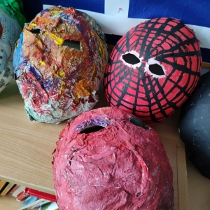 Maski z masy popierowej robione na balonie klasy 2b i 2a